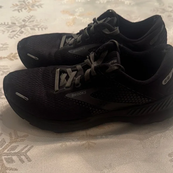 Brooks women Black Athletic Shoes - Picture 2 of 9